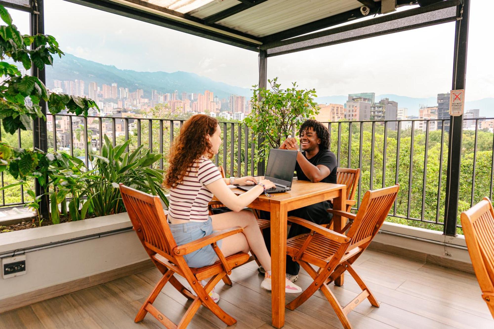 Los Patios Hostel Меделин Екстериор снимка